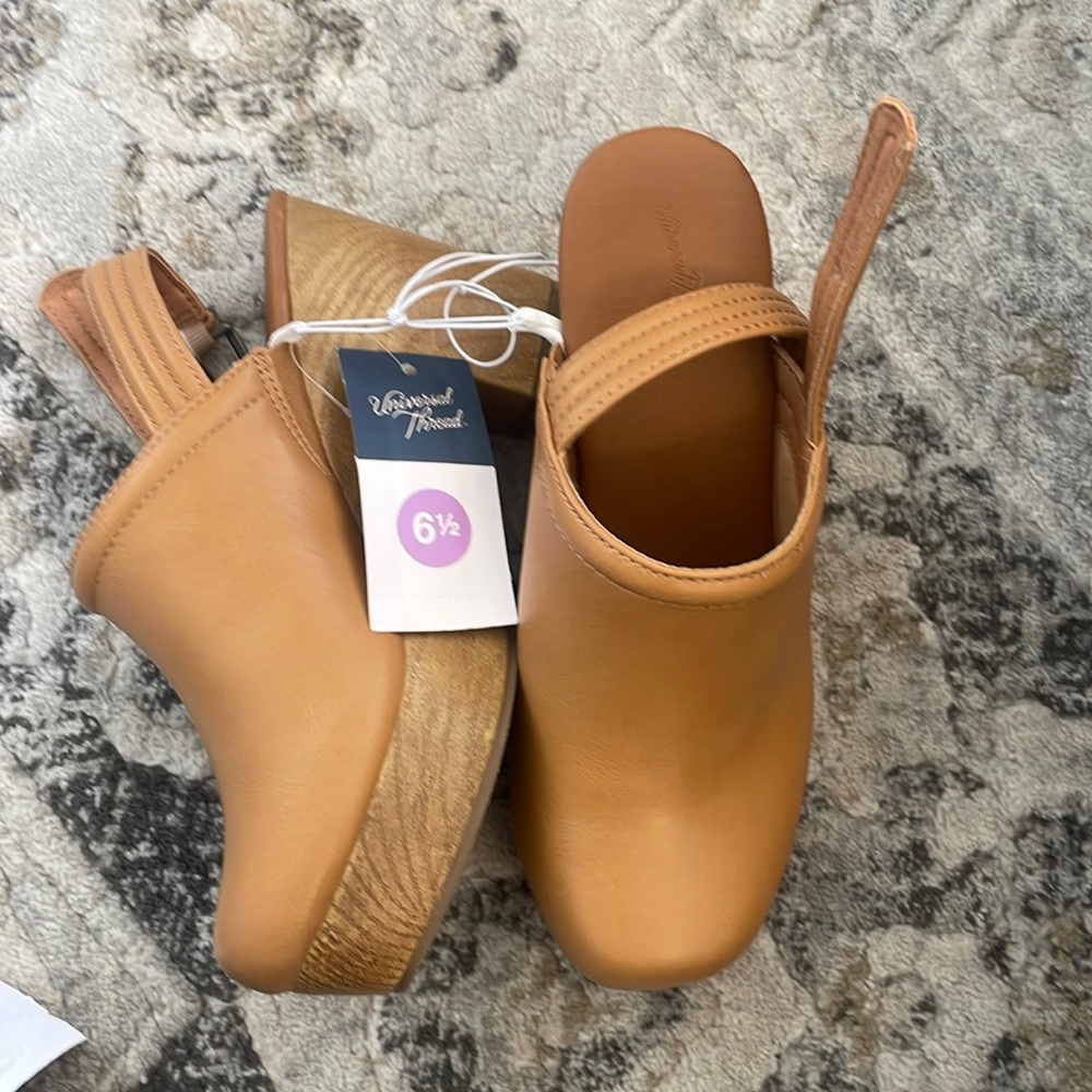 NWT Women's size 6.5 Watson Platform Heels - Universal Thread TAN Clogs.